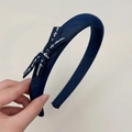 Dunkelblauer Denim-Spitzenhaarreif mit bedruckter Schleife für einen High-Crown-Look - Stirnband