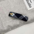 Détail d'une pince à cheveux à carreaux bleus avec gravure métallique Make a Wish - Barrette Gingham Longue