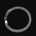 Makro-Detail eines 6mm silbernen Edelstahl-Panzerarmbands mit sicherem Karabinerverschluss - Panzer Kette / Stahlfarbe