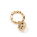 Dettaglio macro dell'orecchino a cerchio dorato con zirconi e pendente a forma di faccina - Viso Piangente (EE1486) / Stile Viso Piangente Oro