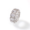 Vista de cerca del anillo de circonio rectangular con pavé de diamantes de lujo - US 7 / Plateado