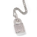 Dettaglio ravvicinato della collana con ciondolo a lucchetto e pietre di zircone - Argento