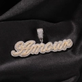 Makro-Detail des zweifarbigen Amour-Buchstabenanhängers mit Zirkonia-Steinen - Silber-Gelb (1-6 Buchstaben)