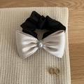 Elegante elastico in raso champagne con fiocco, perla grande e dettagli strass - Fiocco Beige