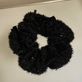 Detailansicht von schwarzem Plüsch-Haargummi mit Glitzer und Samtschleifen - Schwarz