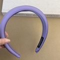 Dettaglio del cerchietto in raso lilla imbottito con etichetta fatta a mano e tessuto setoso - Viola