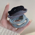 Détail d'élastiques à cheveux en peluche haute élasticité noirs, gris foncé et bleu clair - Lot de 5 / Gris