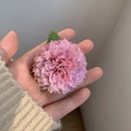 Gros plan détaillé d'une pince à cheveux chrysanthème rose avec des pétales en tissu - Rose Pourpre