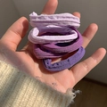 Gros plan détaillé sur les chouchous macaron violets montrant la texture douce du tissu - Lot de 5 / Série Violette