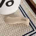 Dettaglio molletta per capelli ondulata beige con incisione France Handmade su tessuto - Bianco Sporco