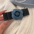 Handgemaakte denim camellia haarclip met blauwe roos en decoratieve oranje stiksels - Denim Eendenbek Clip