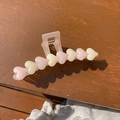 Détails des motifs de cœurs rose et crème sur une grande pince à cheveux en résine pour femme - Pince Coeur