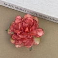 Détail d'une pince à cheveux pivoine rose avec pétales en tissu et feuilles vertes - Rouge