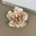 Dettaglio della trama del tessuto a strati del fermaglio per capelli a forma di peony - Champagne
