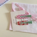 Lot de 2 barrettes à cheveux mignonnes avec cerises et carreaux roses sur carte - Yaourt à la Cerise