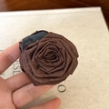 Elegante molletta per capelli a rosa in raso marrone con design floreale fatto a mano - Artiglio per capelli marrone