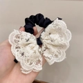 Eleganter Haargummi mit Spitzen-Schleife, Blumenstickerei und Satin-Faltenband für Damen - Cremeweiß Spitzen Schleife Stil