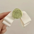 Detailansicht einer handgefertigten Rosen-Schleifen-Haarklammer mit grünem Stoff und Seide - Hellgrüne Rose (XY-2103) / Cremeweiß Mit Schwarzer Schleife