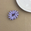 Lavendelfarbenes Spiral Haargummi in Telefonkabel Design auf Packpapier - Lila