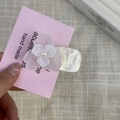 Detalle de la pinza para el cabello de flor de acetato blanco con perla central - Flor Rosa