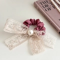 Detailaufnahme von Scrunchie aus Satin in Altrosa mit beiger Spitze und Perle - Spitzenschleife-Stil (XY-1198)