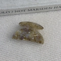 Détail d'une pince à cheveux en acétate à motif écaille avec strass scintillants - Ambre