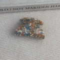 Détail de la pince à cheveux en acétate marbré avec strass sur un tissu en maille - Bleu Orange