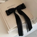Detailansicht der Schichten aus schwarzem Satin und Organza an der eleganten Schleifen-Haarspange - Schwarz