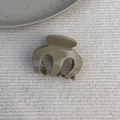 Dettaglio della pinza per capelli in acetato verde oliva con scritta dorata Barrette La France - Cachi