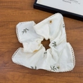Scrunchie color crema ricamato con margherite e bordo in pizzo delicato - Scrunchie Quadrato Ricamato