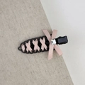 Vue détaillée d'une barrette style ballet avec tissage ruban rose et nœud strass - Nœud Rose Pince Noire