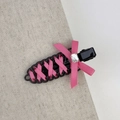 Détail d'une pince à cheveux style ballet avec ruban rose et cristal sur métal noir - Nœud Rose Vif Pince Noire