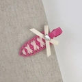 Détail de la barrette balletcore en satin rose avec nœud blanc et strass étincelant - Nœud Blanc Pince Rose