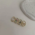 Detalle de pasador vintage con rosas blancas y tulipanes en marcos dorados - Cuádruple Floral Ovalado (Pinza de Pico de Pato)