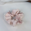 Dettaglio di elastico in seta rosa con pizzo bianco, fiocchi di raso e perle decorative - Rosa