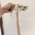 Detail-Ansicht der eleganten Haarklammer mit Stickerei, Perlen und champagnerfarbenen Bändern - Braun