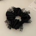 Elegante zwarte satijnen haarscrunchie met polkadot mesh kant op minimalistisch vlak - Stippen Tule