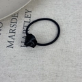 Dettaglio di un elastico per capelli nero con un delicato fiore di rosa fatto a mano - Elastico Rosa Nero