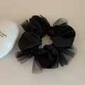 Detail van zwarte satijnen scrunchie met pluizige geplooide lagen en netstof textuur - Zwarte Tule