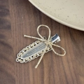 Fermaglio per capelli con fiocco intrecciato dorato e clip in metallo su legno scuro - Fermagli per capelli a becco d'anatra / Fiocco d'Oro