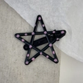 Detalle de pinza para el pelo con forma de estrella, lunares rosas y acabado mate - Estrella de cinco puntas