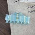 Detail der gestreiften Acetat-Haarklammer mit France Handmade Schriftzug in Creme-Blau - Blau
