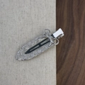 Dettaglio del fermaglio ondulato argento con strass scintillanti e fiocco elegante - Fiocco con Strass