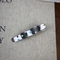 Barrette ondulée en métal argenté avec des pois colorés en émail sur fond beige clair - Style Vague