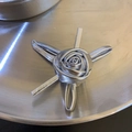 Makroaufnahme einer silbernen Rosen-Haarklammer mit metallischer Ledertextur auf Tablett - Schleife BB Clip