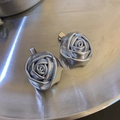 Nahaufnahme metallischer silberner Rosen-Haarspangen mit Kunstlederblüten auf Entenschnabel - Silberne Entenklammer
