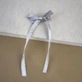 Dettaglio del fermaglio per capelli a fiocco argento metallizzato con nastri lunghi - Grigio Argento