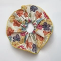 Dettaglio dell'elastico floreale con etichetta fatta a mano e bordo ricamato giallo - Stile di base / Floreale Multicolore