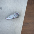 Détail d'une pince à cheveux argentée avec des points colorés et texture martelée sur lin - Argent Petit Triangle