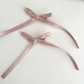 Détail de deux barrettes à nœuds en satin rose avec de longs rubans fluides style ballet - Barrette Nœud avec Ruban (Paire) / Rose Coréen